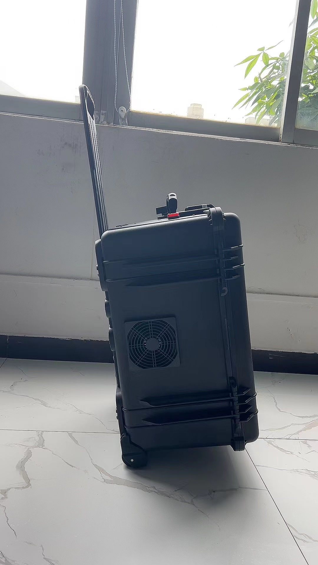 爱辉手拉箱型移动通信干扰器